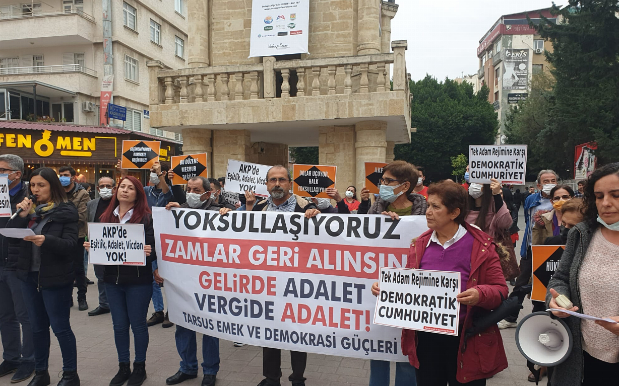 Tarsus'ta yurttaşlar hayat pahalılığına karşı sokağa çıktı: 'Artık yeter, geçinemiyoruz!'