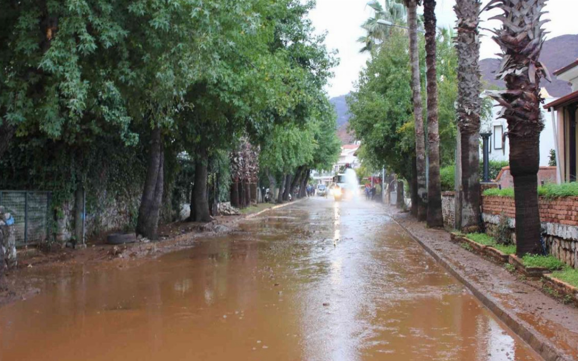 ‘DSİ temizlik yapmadığı için Marmaris’i sel vurdu’