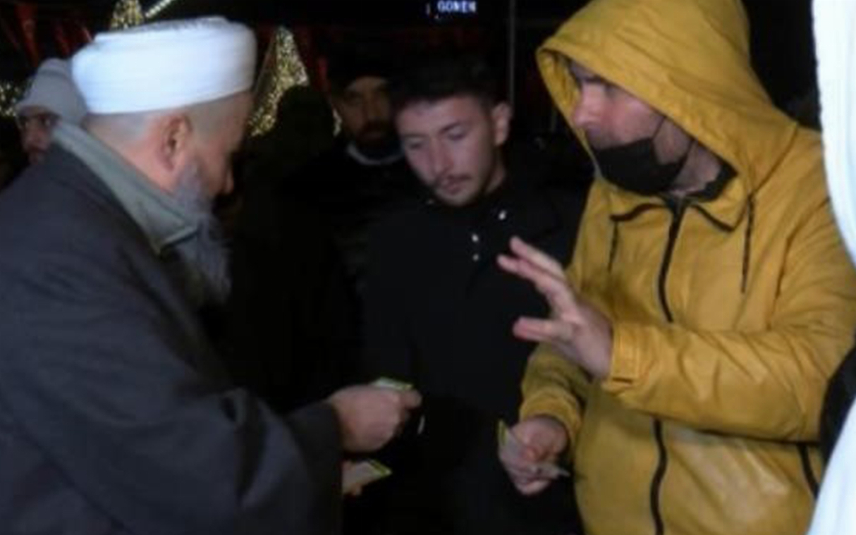 Tebliğciler Taksim’de bildiri dağıttı
