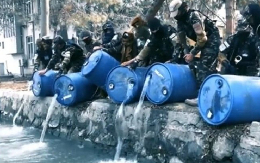 Taliban, 3 bin litre içkiyi kanala döktü