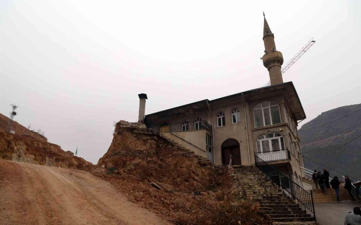 AKP'li belediye lüks konut için cami yıkacak