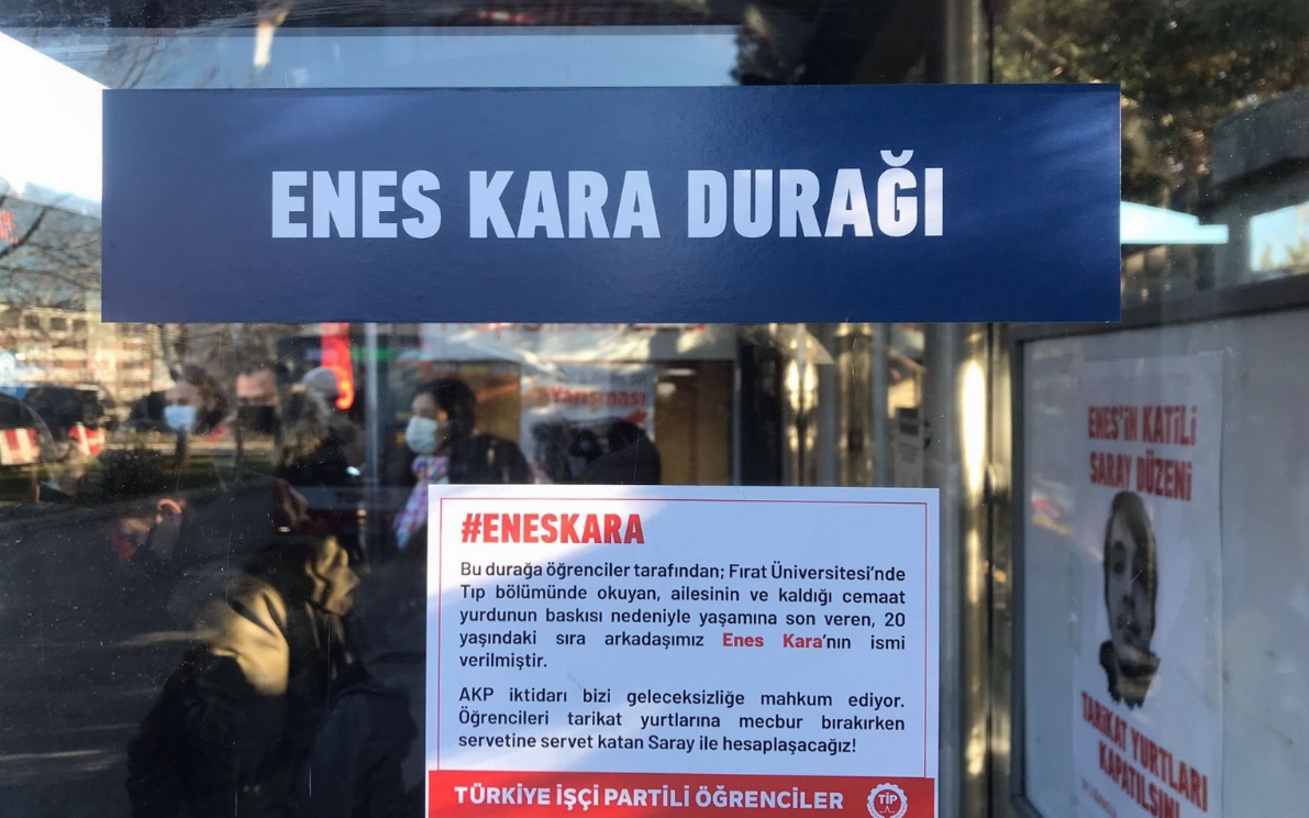 İzmir'de üniversiteliler, bir durağa Enes Kara'nın ismini verdi