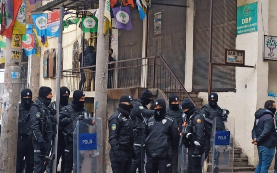DBP il binasına polis baskını