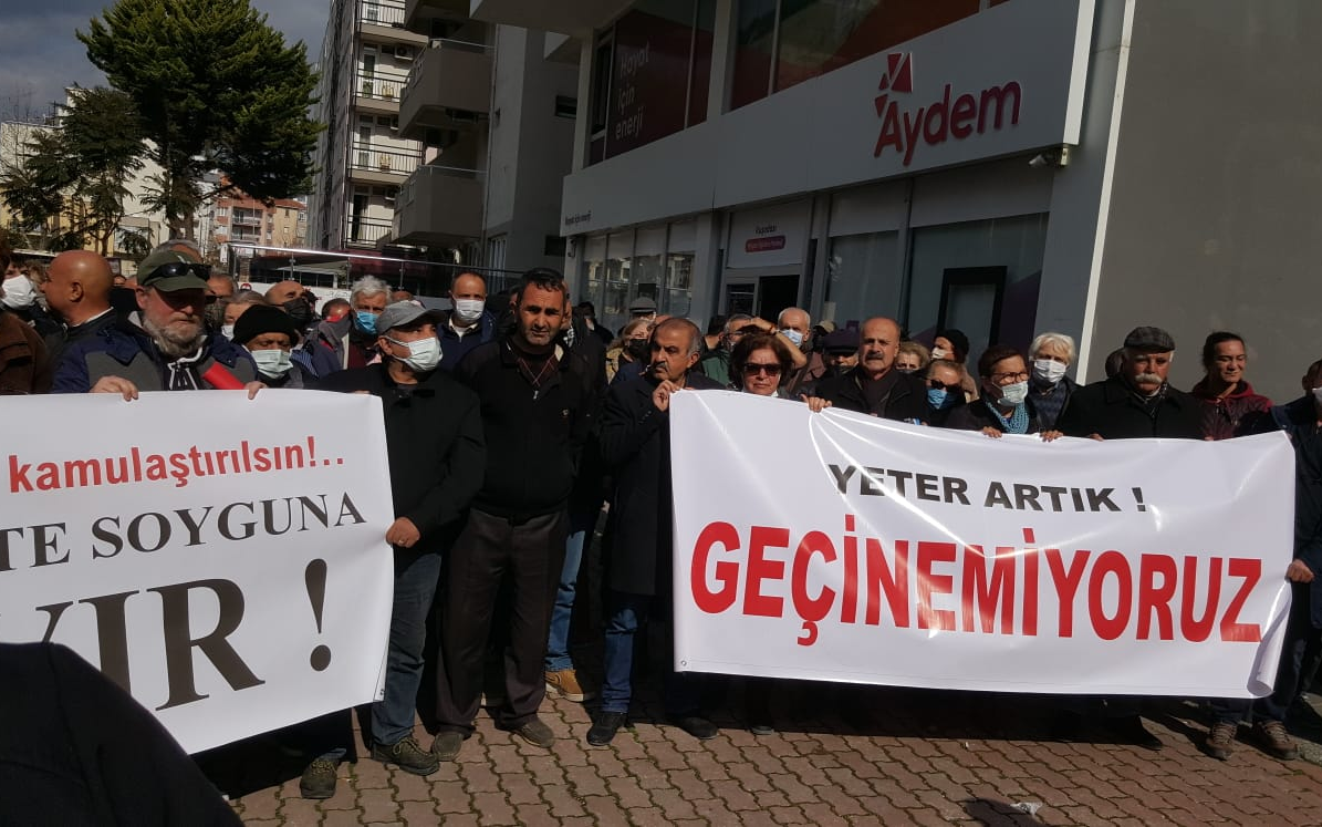 Kuşadası'nda elektrik zammı protestosu