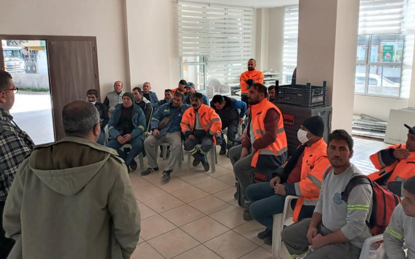 Seyhan Belediyesi işçileri habersiz TİS imzalanmasına tepkili