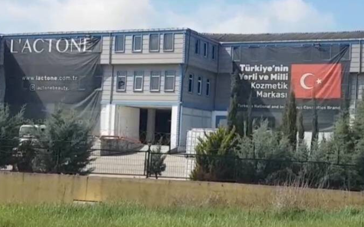 Uyuşturucu kaçakçılığından tutuklanan Akat'ın fabrikasına "yerli ve milli" afişi