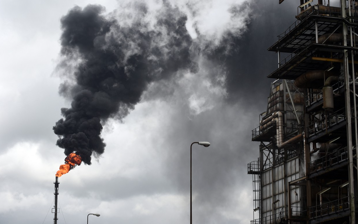 Petrol rafinerisinde patlama: En az 100 ölü