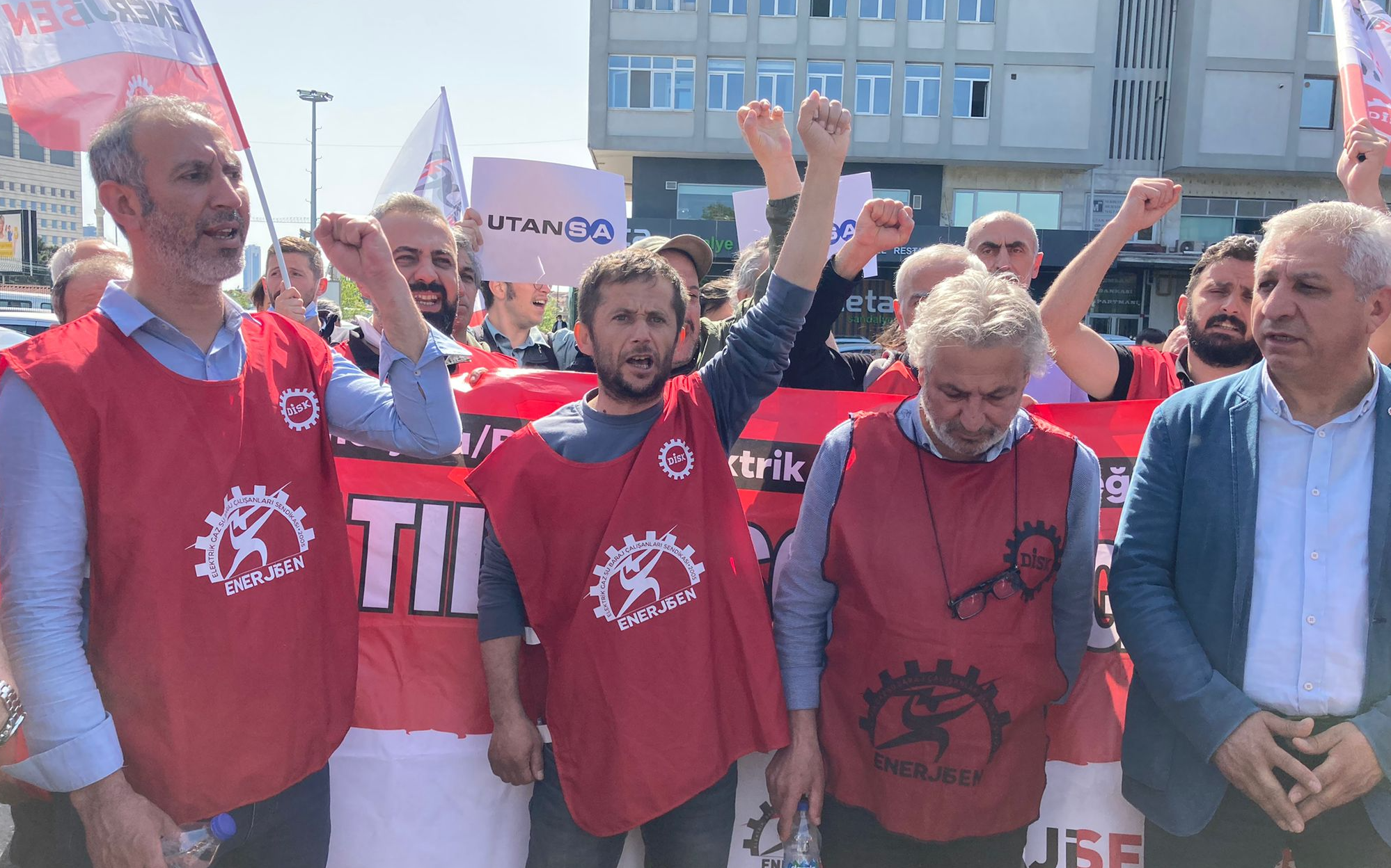 Sabancı Holding'e yürümek isteyen EnerjiSa işçilerine polis müdahalesi