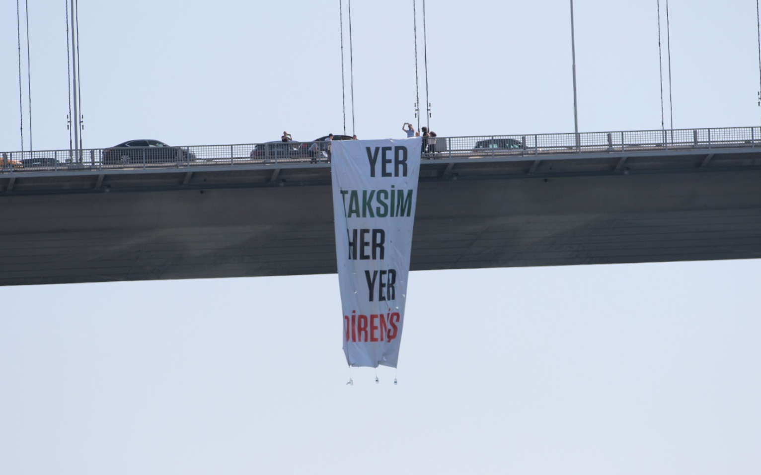 TİP Milletvekilleri Boğaziçi Köprüsü’ne Gezi pankartı astı