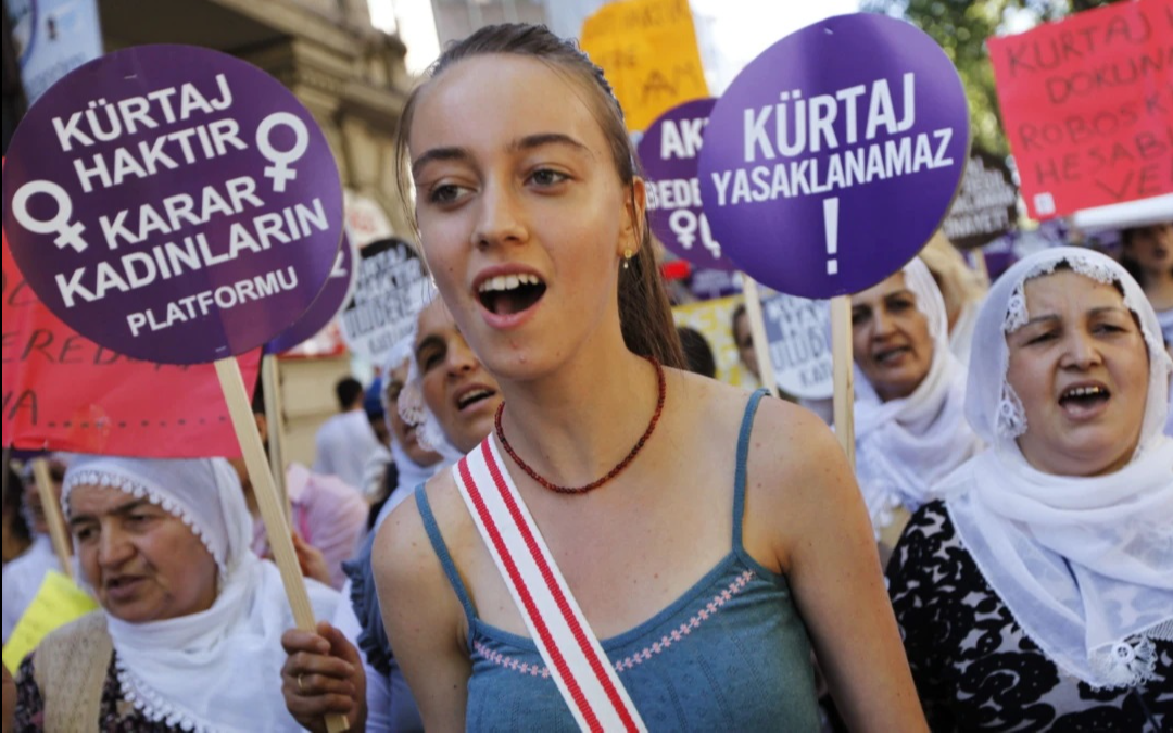 ABD Yüksek Mahkemesi kürtaj yasağının önünü açtı!