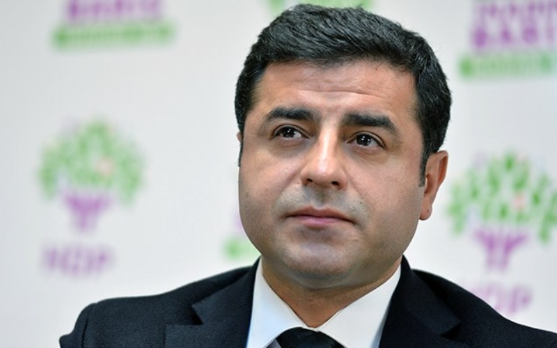 Demirtaş'tan Erdoğan'a: "Dik dur eğilme Reis"