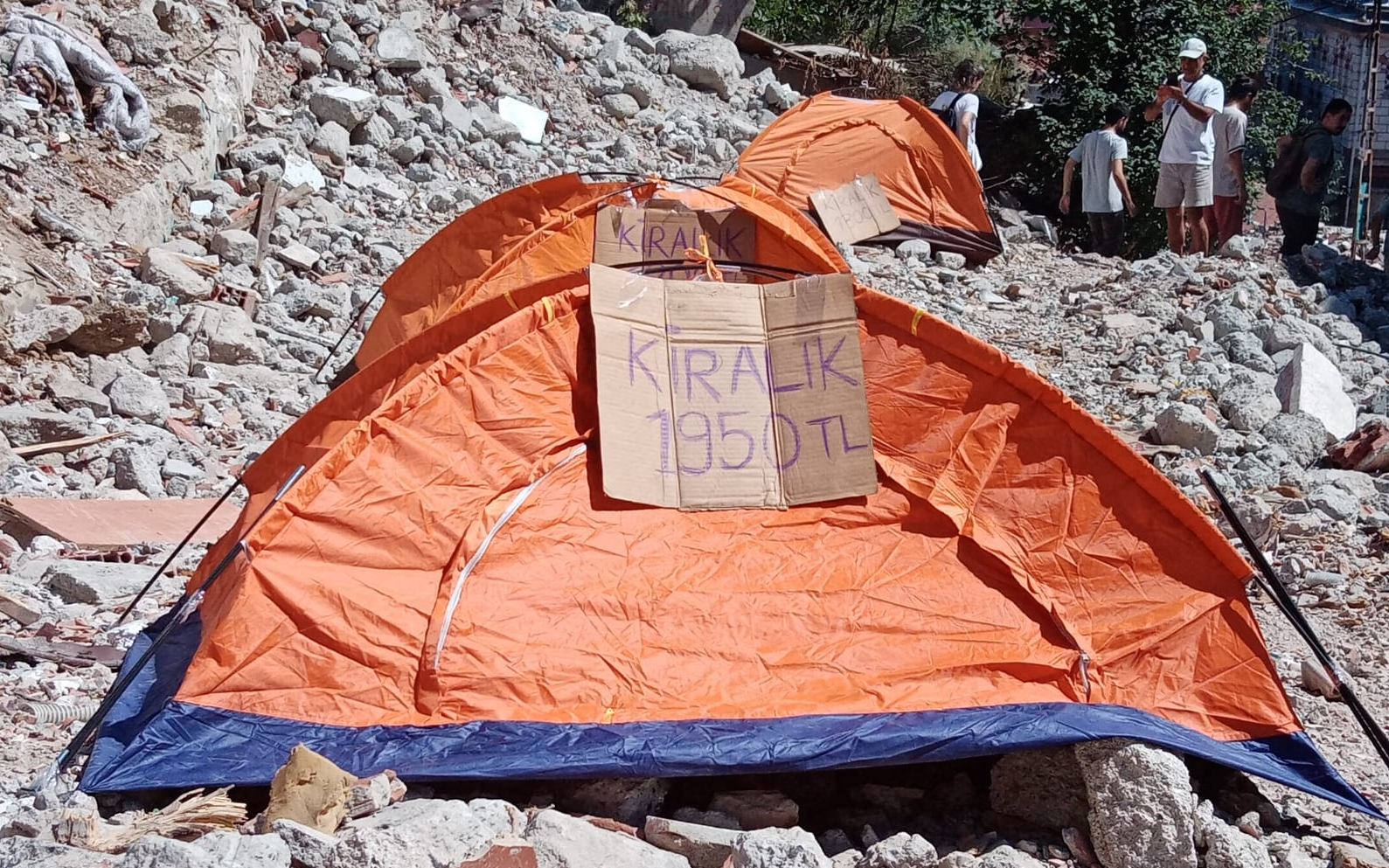 Fetihtepe Mahallesi halkı, yıkılan evlerinin üzerine çadır kurdu