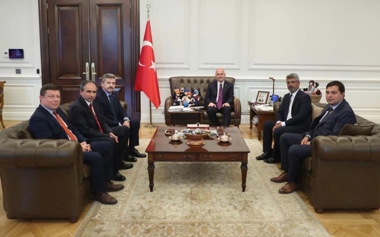 Erdoğan'ın atadığı valiler, AKP'li yöneticilerle birlikte bakanları ziyaret etti