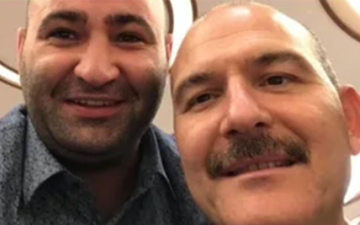 Çok sayıda kişiyi tehdit edip, işten attırıyor: Erdoğan ve Soylu’yla fotoğrafları var…
