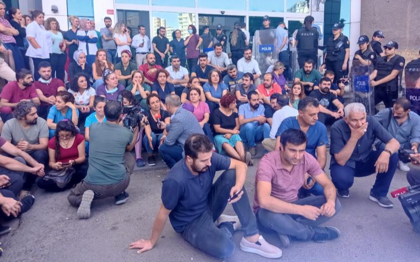 Sağlıkçıların yemek protestosuna silahlı saldırı