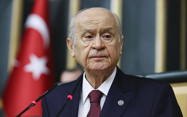 Prompteri bozulan Bahçeli konuşmayı sürdüremedi