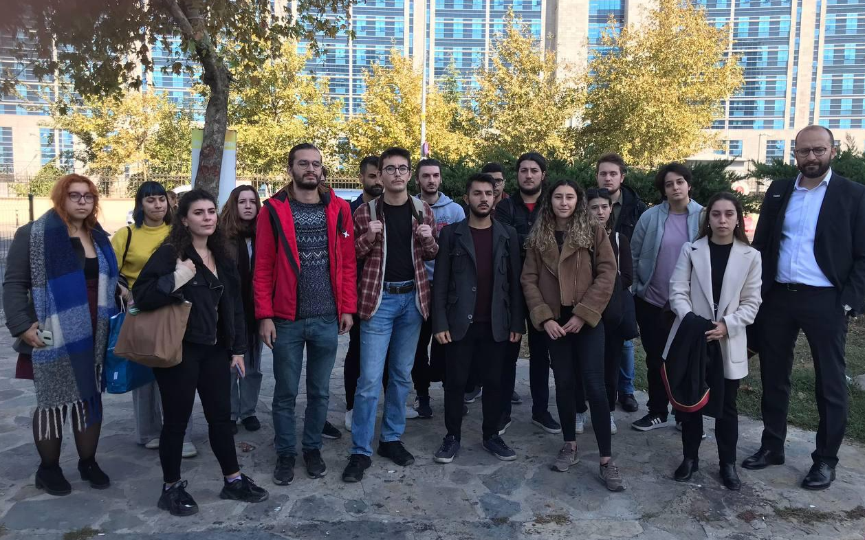 Enes Kara için açıklama yapan TİP'li Öğrenciler, 'Cumhurbaşkanına hakaret' iddiasıyla hakim karşısına çıktı