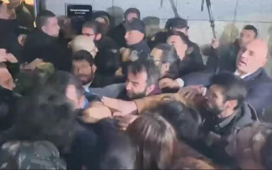 ODTÜ'lülere ABB önünde polis saldırısı