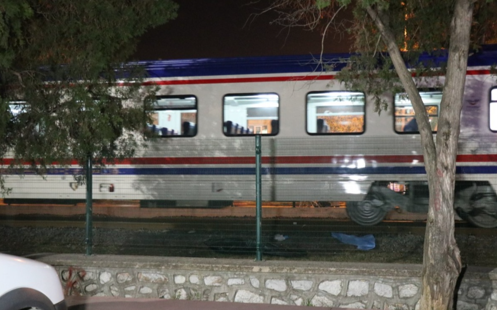 Adapazarı’nda tren çarpan bir kişi yaşamını yitirdi