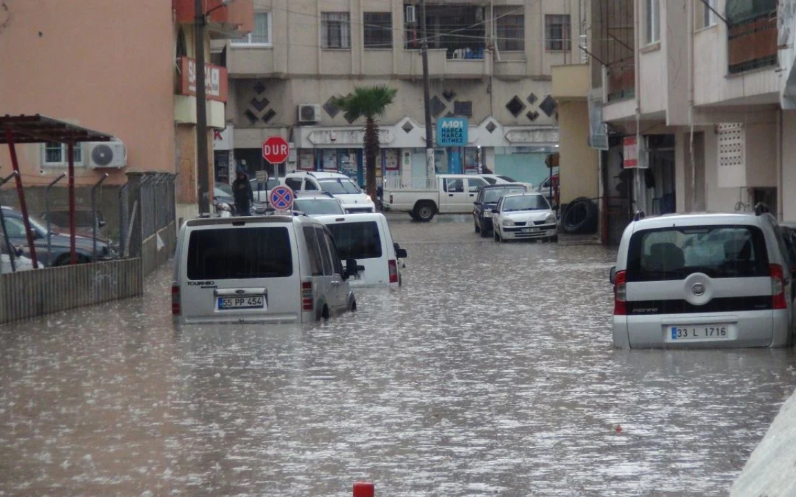 Mersin'de ev ve işyerlerini su bastı