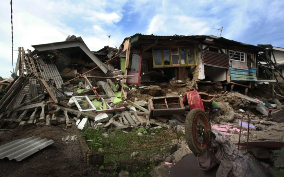 Endonezya’da 6.4 büyüklüğünde deprem