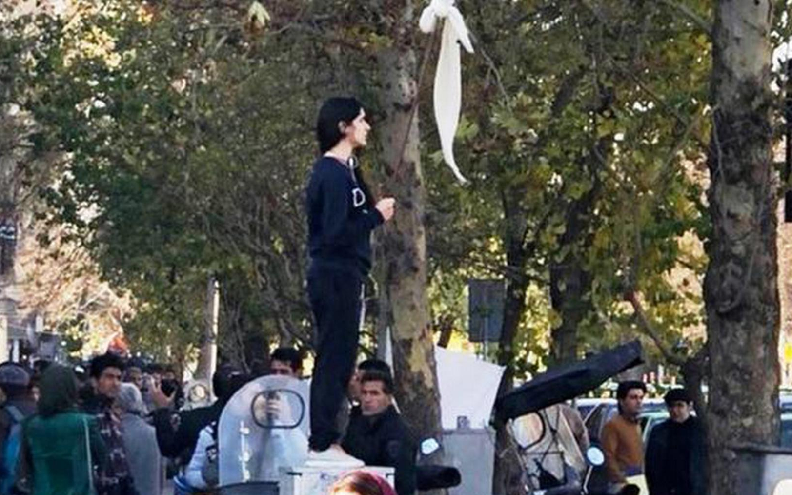 İran, zorunlu başörtüsü üzerine yasal düzenleme yapılacağını açıkladı