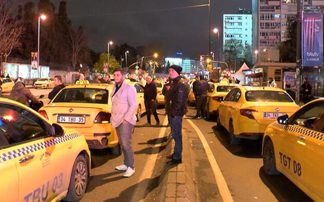 Taksiciler, İBB önünde zam talebiyle eylem yaptı