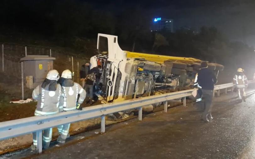 TEM Otoyolu'nda hafriyat kamyonu devrildi