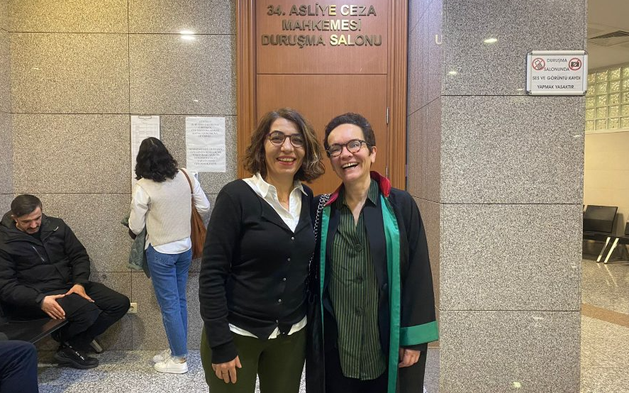 Gazetecilere açılan davanın haberleştirilmesinden yargılanan Nazan Özcan, hakim karşısına çıktı