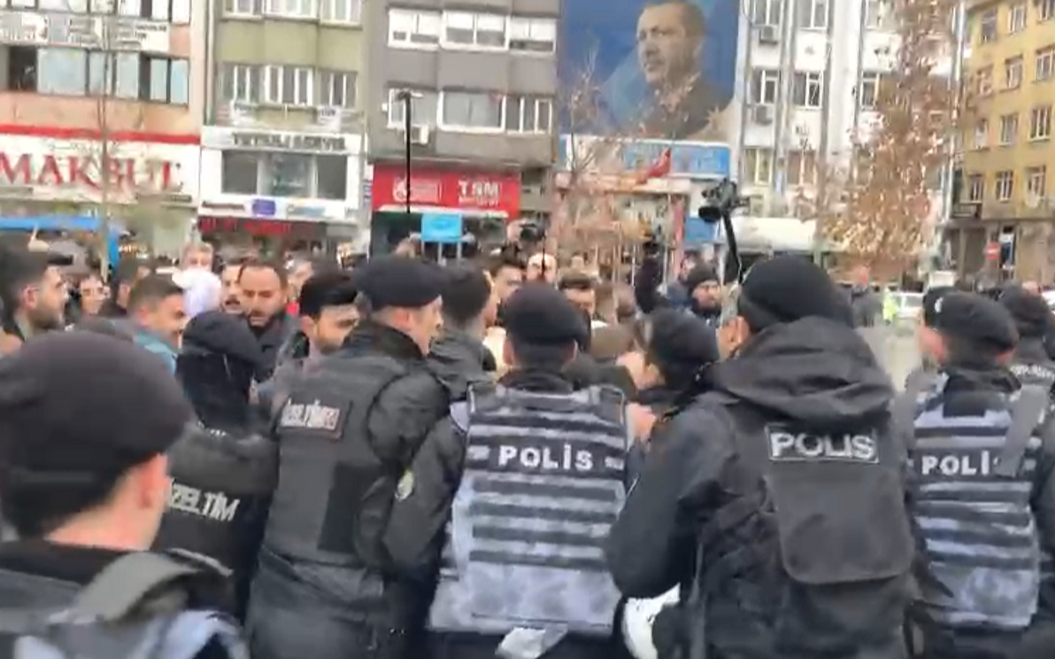 Tutuklu yakınlarının Adalet Nöbeti'nde polis saldırısı: Polis, HDP'li Encü'ye tokat attı