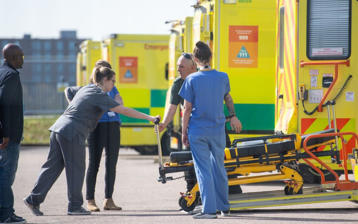 İngiltere’de ambulans çalışanları greve gitti