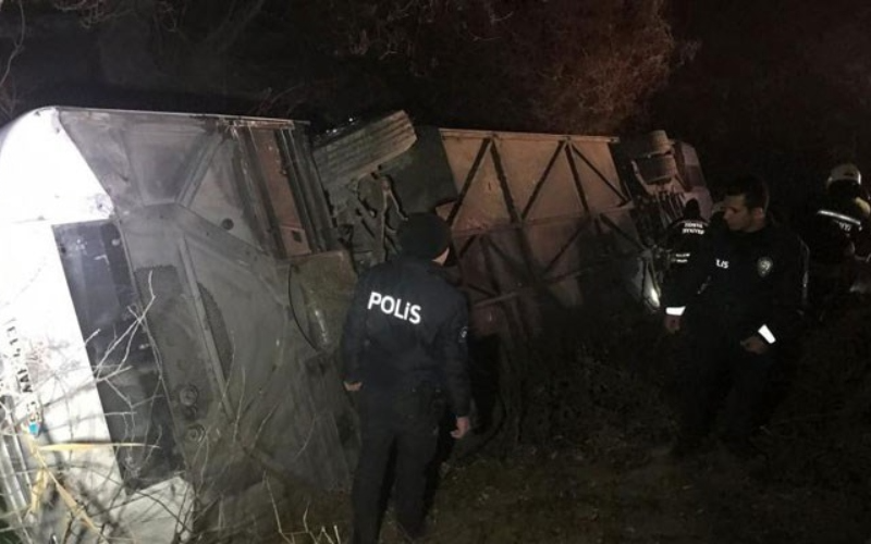 Konya’da yolcu otobüsü devrildi: 15 yaralı