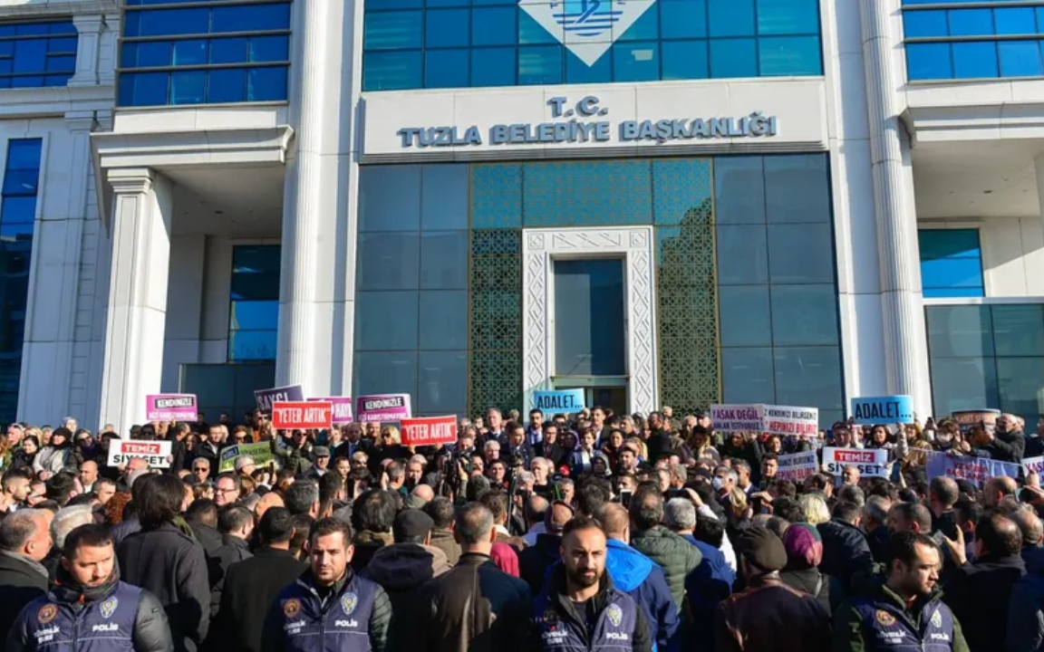 CHP ve İYİ Partililer Tuzla Belediyesi önünde