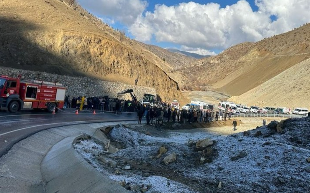 Siirt'te 'buzlanma' kazası: 6'sı ağır 12 yaralı
