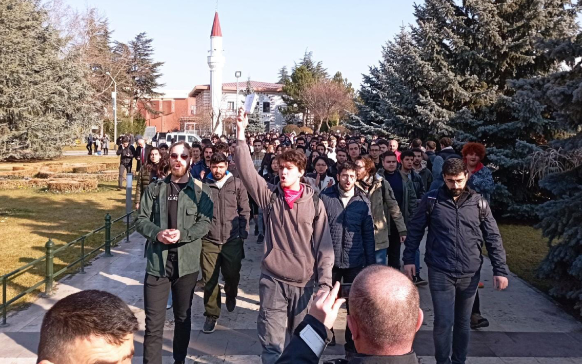 Anadolu Üniversitesi öğrencilerinden uzaklaştırma cezası verilen akademisyen için eylem