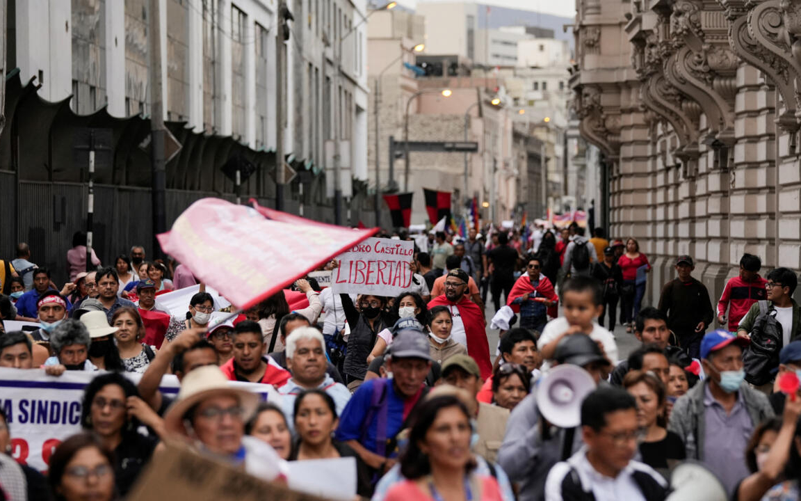 Anket: Peruluların yüzde 71'i darbe hükümetine karşı