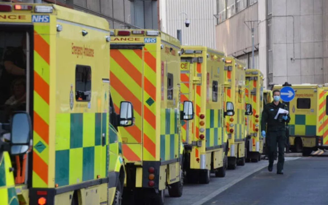 İngiltere’de ambulans çalışanları greve çıktı