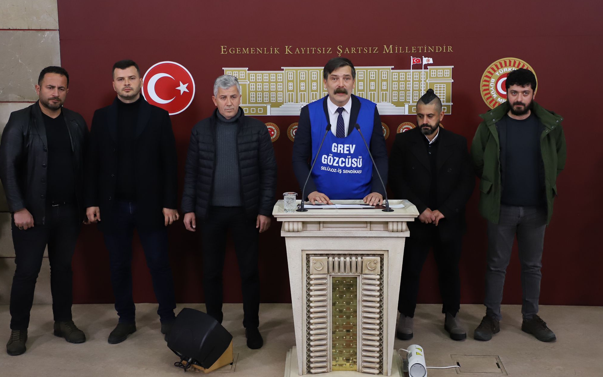 Erkan Baş ‘grev gözcüsü’ önlüğünü giydi, Kartonsan işçilerinin sesini Meclise taşıdı