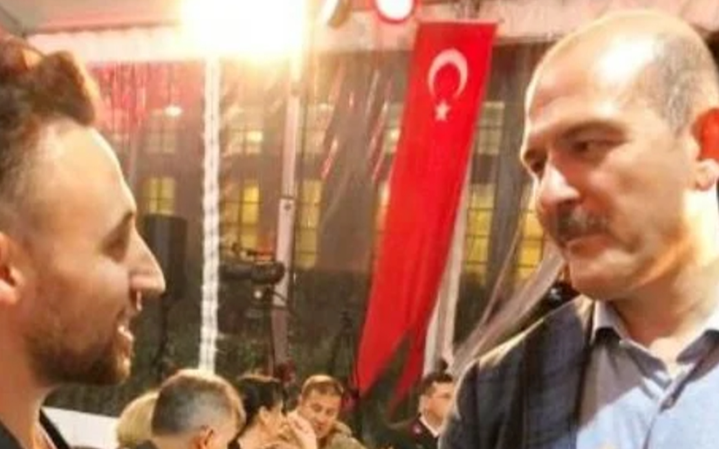 '15 Temmuz dolandırıcısı' olduğu iddia edilen kişinin Soylu ve AKP'li isimlerle fotoğrafları ortaya çıktı