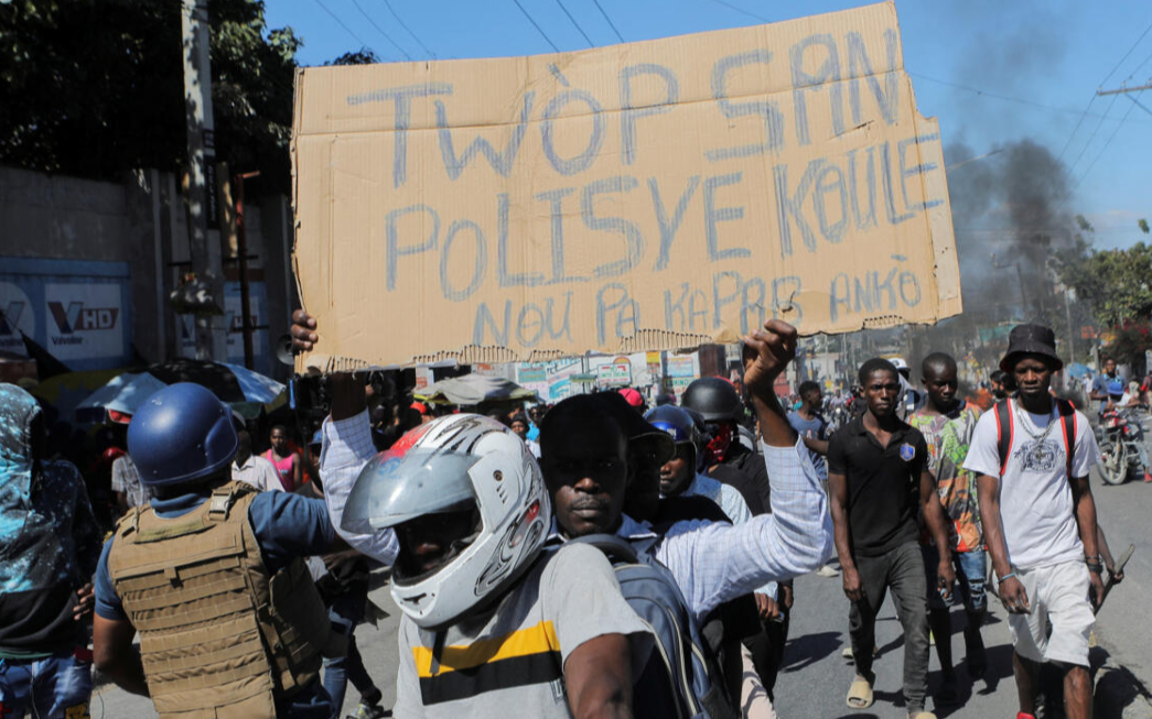 Haitili polisler, çetelere karşı protesto düzenledi