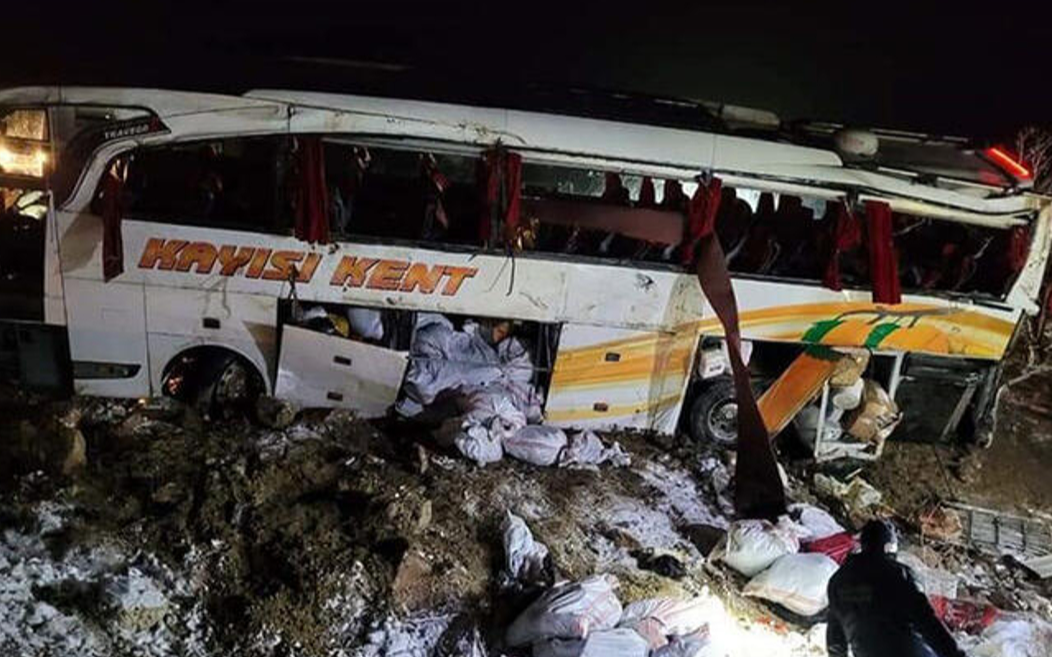 Yolcu otobüsü devrildi: 4 ölü, 24 yaralı
