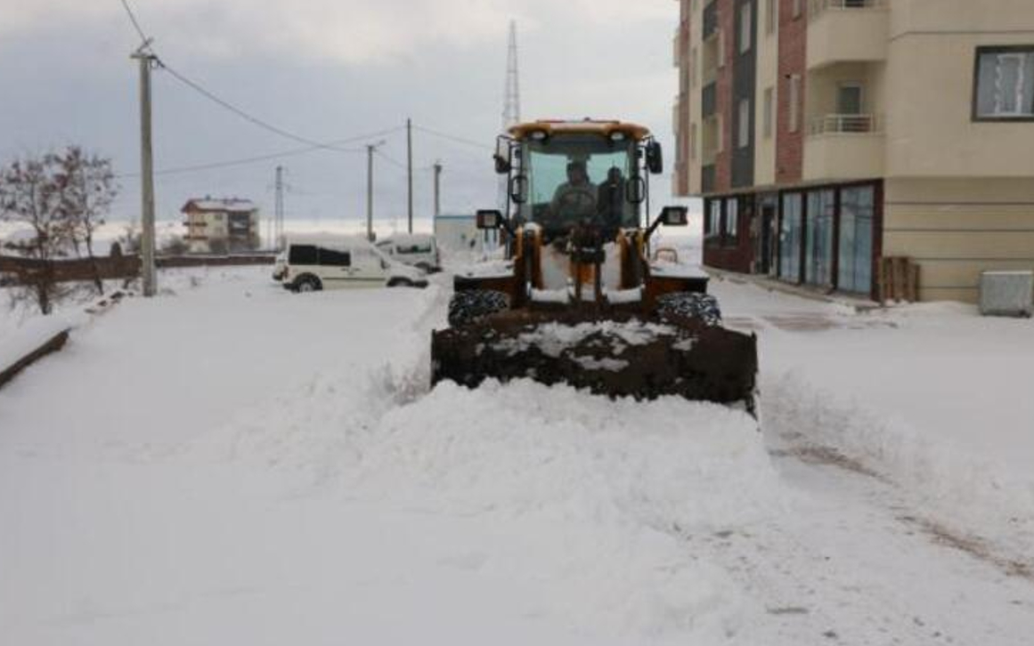 Yüzlerce yerleşim yeri, ulaşıma kapandı