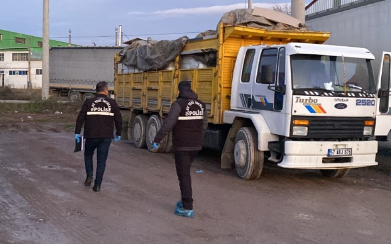 Kamyon kasasında şoförün cansız bedenine ulaşıldı