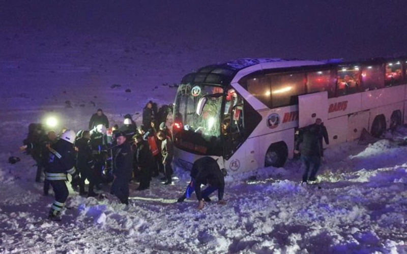 Diyarbarkır'da otobüs şarampole devrildi