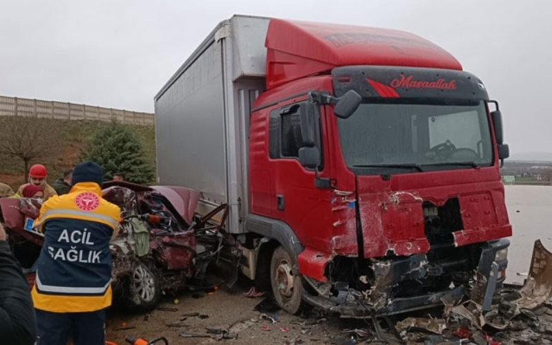 Bursa’da otomobil kamyona çarptı: 5 ölü