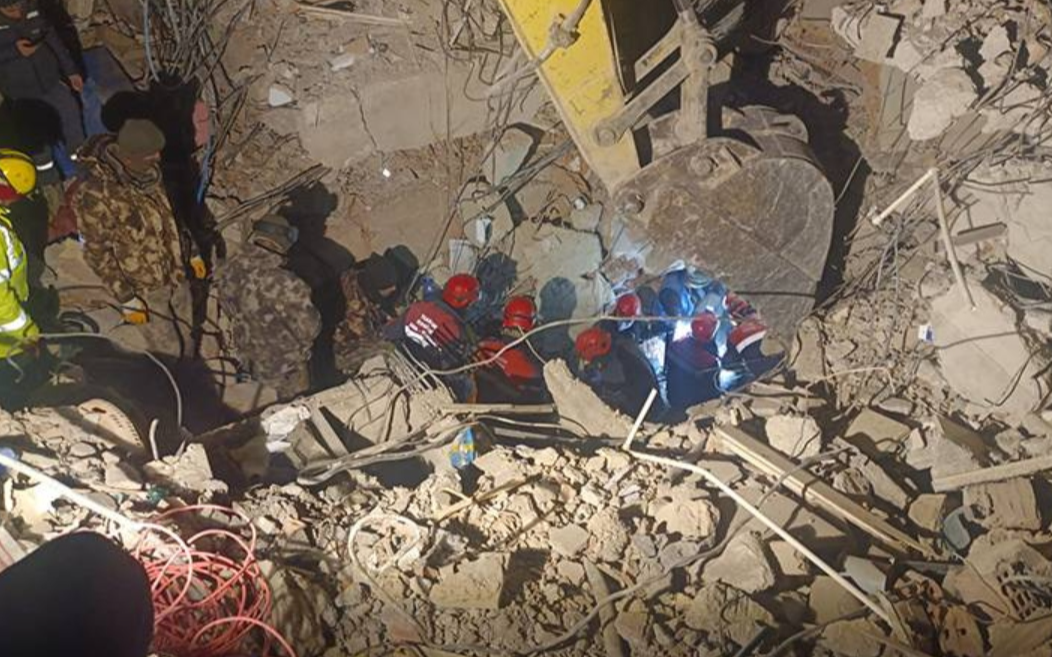 Enkaz altında ulaşılan çocuk, 122. saatte hayatını kaybetti