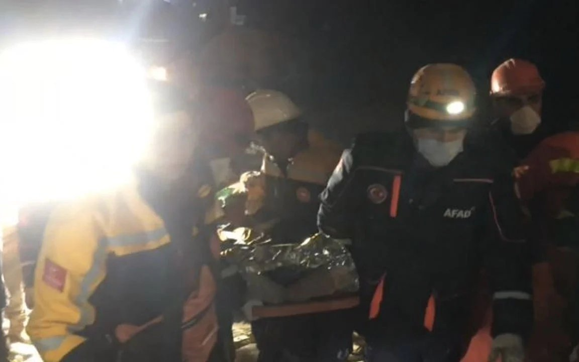 Antep'te enkaz altında kalan kadın 170 saat sonra kurtarıldı
