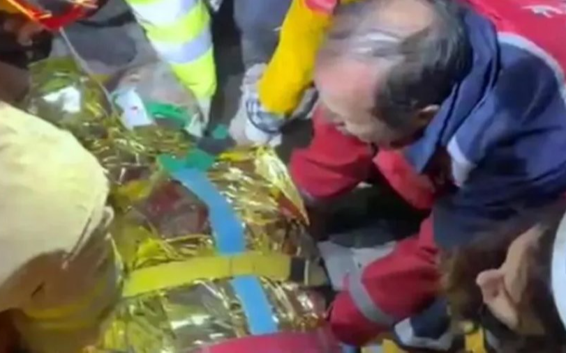 Depremden 138 saat sonra kurtarılan yurttaş: 'Kurban olayım beni özel hastaneye götürmeyin, param yok'