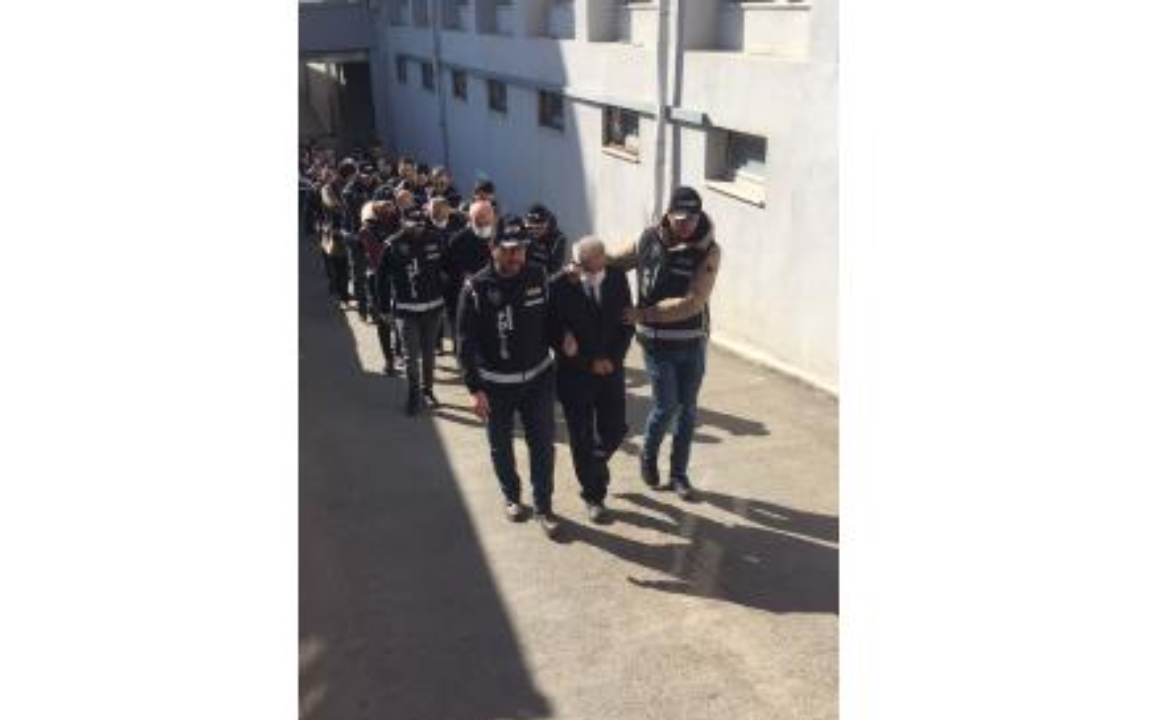 Yıkılan 11 binanın müteahhit ve mühendisleri adliyeye sevk edildi