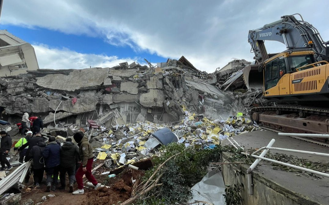 Depremde yıkılan hastaneye 11 yıl önce dayanıksız raporu verilmiş